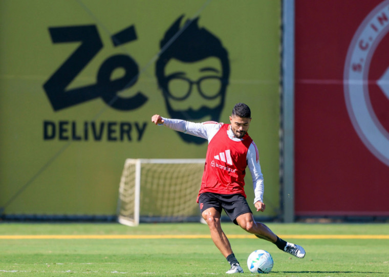 Meio-campista Bruno Tabata briga por titularidade no Uruguai