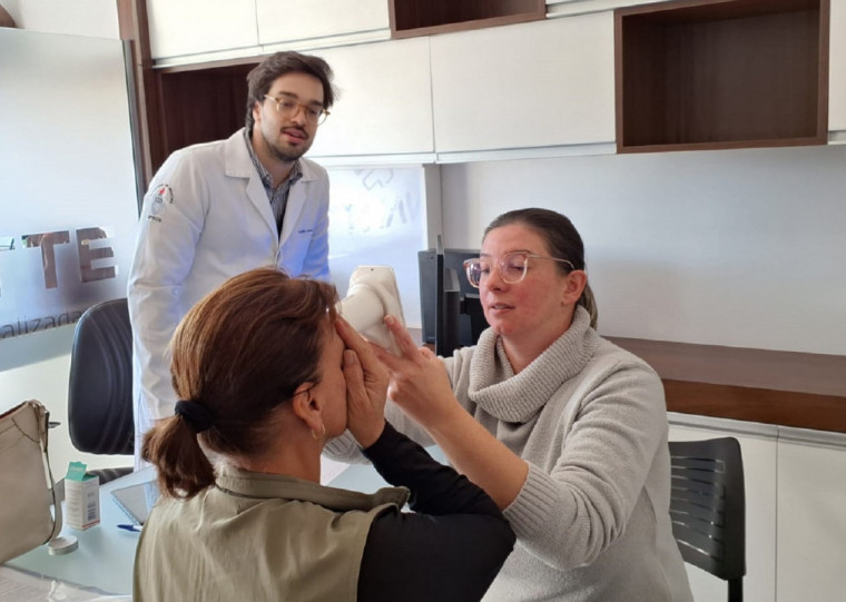 Objetivo é identificar possíveis lesões na retina, que seriam causadas pela doença; pesquisa vai durar 2 anos