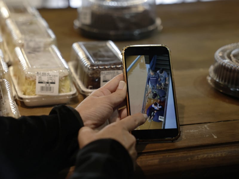 As &aacute;guas invadiram o primeiro piso do neg&oacute;cio Foto: T&Acirc;NIA MEINERZ/JC