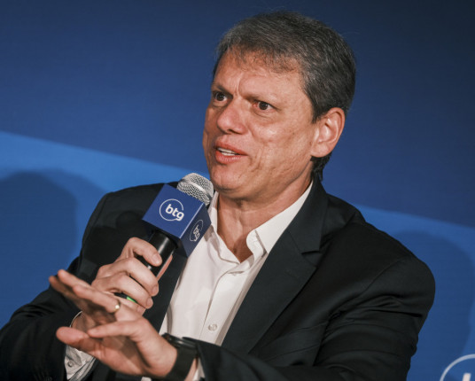 Tarcísio de Freitas sai em defesa de Jair Bolsonaro e cobra eleições livres