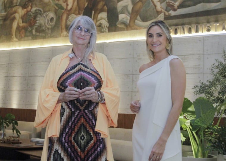 Cristiana Locatelli e Caroline Kreling, a respons&aacute;vel pelo ambiente da recep&ccedil;&atilde;o da 
Casa Cor RS 2025 