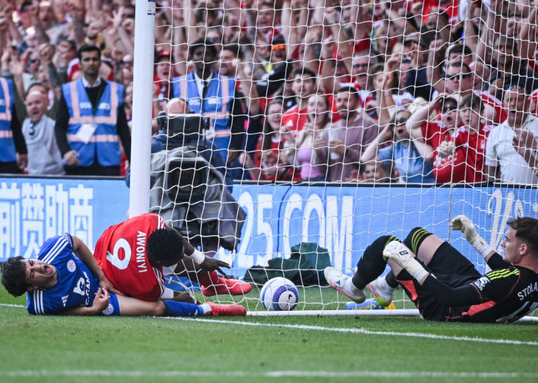 Taiwo Awoniyi sofreu uma lesão abdominal grave ao se chocar com a trave e foi operado