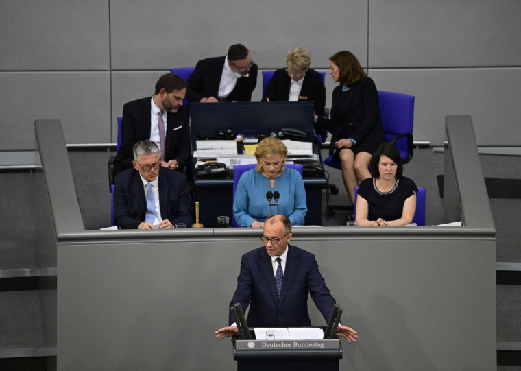 Primeiro-ministro alemão disse que irá tornar o exército do país o mais forte da Europa