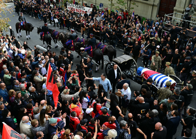 Trajeto do cortejo passou por locais simbólicos da história política de Mujica