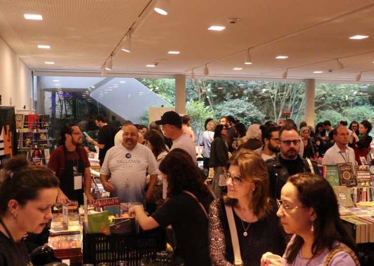 Evento gratuito ocupa o Instituto Ling durante o final de semana, representando um espaço de auxílio para a reconstrução do mercado livreiro gaúcho