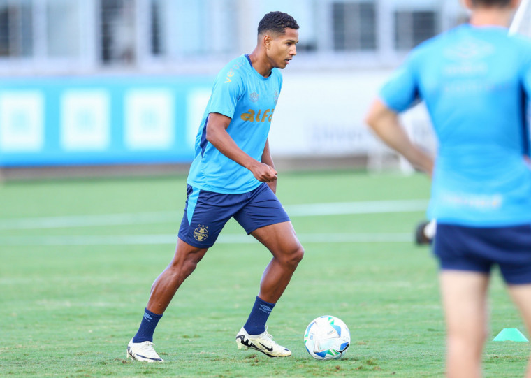 Por conta de lesões, João Lucas é a única opção para a lateral-direita