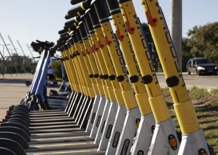 Patinetes elétricas operam na cidade através de aplicativos