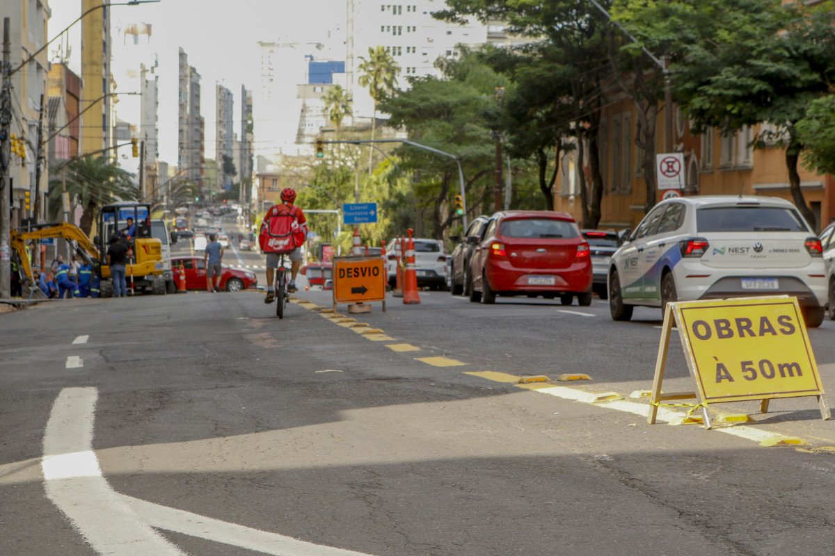 Obras na Avenida Independ&ecirc;ncia realizadas pelo DMAE.  | BRENO BAUER/JC