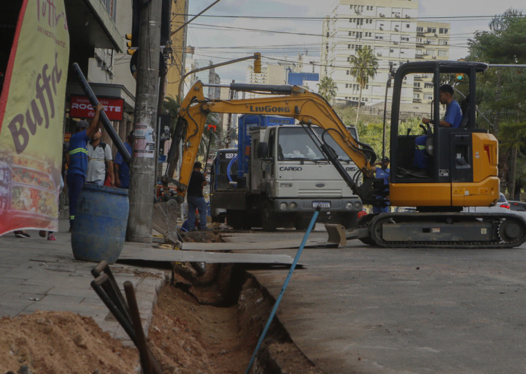 As obras, que iniciaram em novembro de 2023, buscam substituir as antigas redes de &aacute;gua em 3 bairros na Capital 
