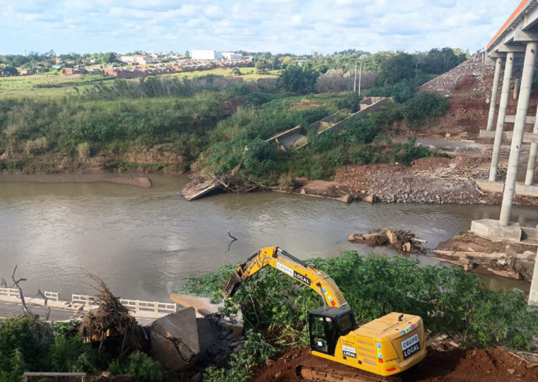 Parte dos blocos ser&aacute; usado para conten&ccedil;&atilde;o do rio