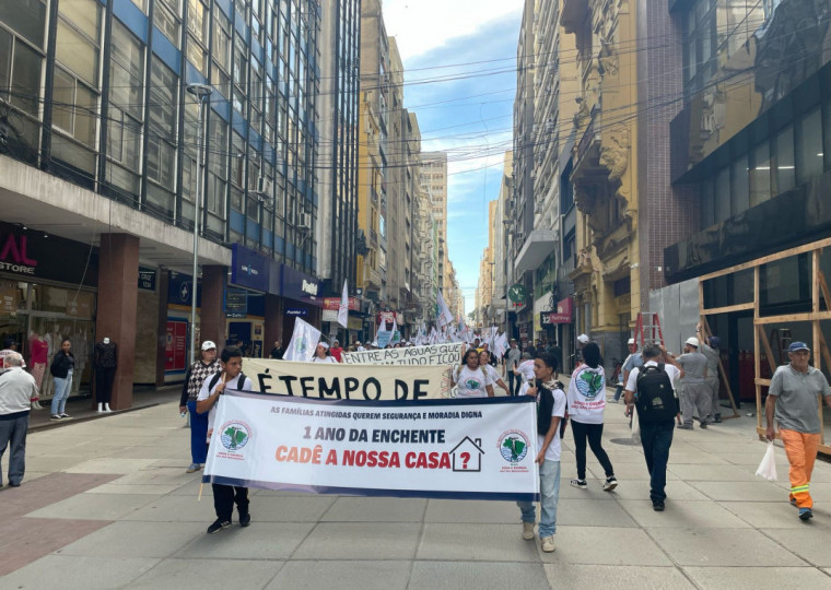 Manifestantes reivindicam soluções para moradia e agricultura um ano após as enchentes que atingiram o Estado