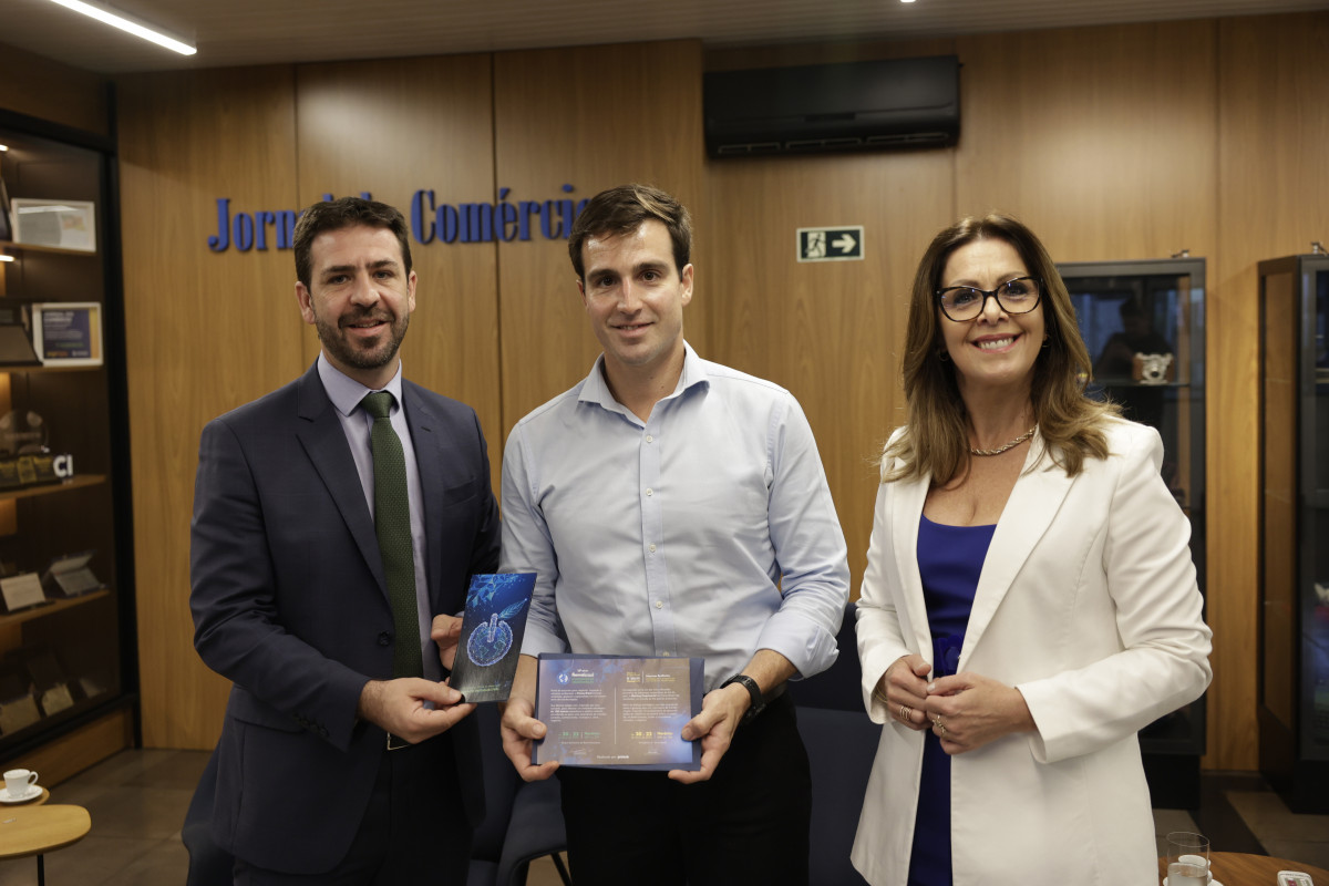 Jonas Brevisa, presidente da Fiema Brasil, e Marisa Cislaghi, conselheira da Funda&ccedil;&atilde;o Proamb, entregaram convite ao presidente do Jornal do Com&eacute;rcio, Giovanni Jarros Tumelero  | T&Acirc;NIA MEINERZ/JC