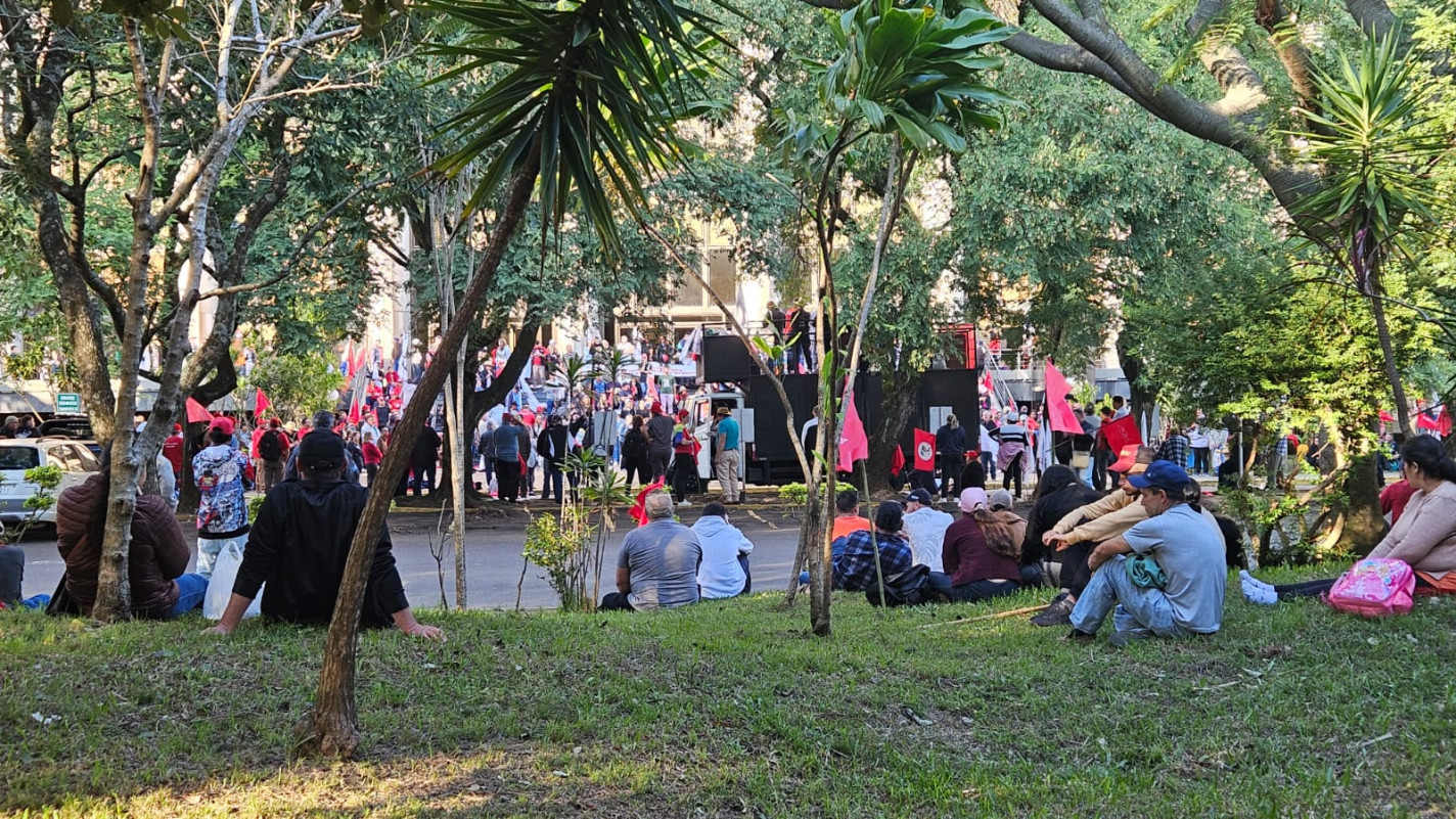 Grupo iniciou a manifesta&ccedil;&atilde;o em frente a Delegacia da Receita Federal na manh&atilde; desta quinta-feira (15) | Bruna Suptitz/Especial/JC
