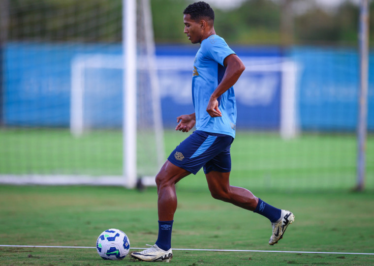 João Lucas deve ser titular pela primeira vez com Mano Menezes