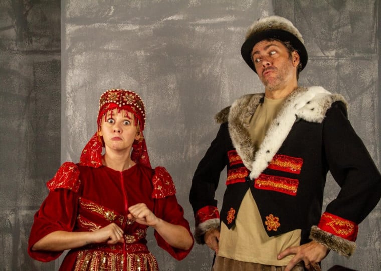 Ana Paula Schneider e Leonardo Barison se revezam entre situações que vão da Grécia Antiga aos dias atuais