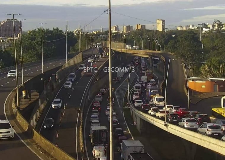 Imagem da EPTC mostra congestionamento na Mauá, que se deve à obra em rampa de acesso