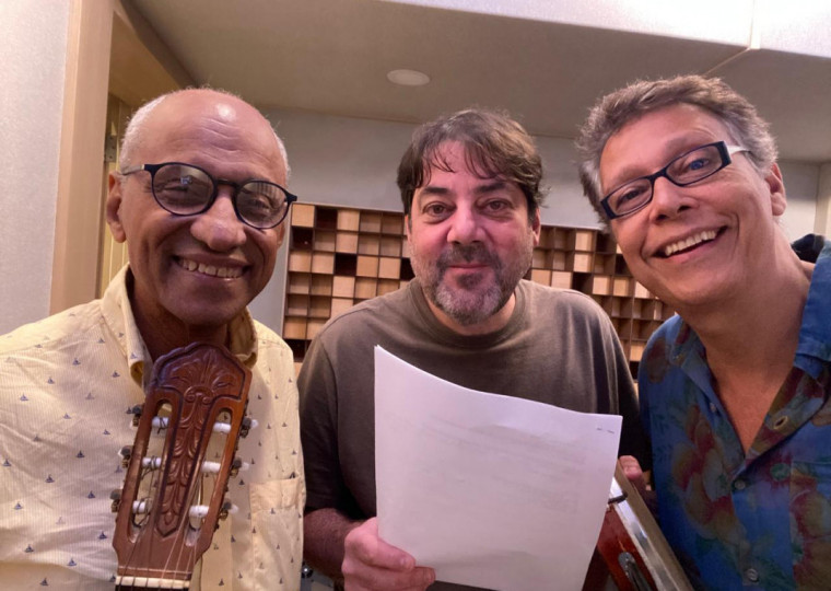 Hugo Sukman, Cláudio Jorge e Augusto Martins discutem as gravações do álbum 'Coisas guardadas pra te dar', com músicas inéditas do compositor