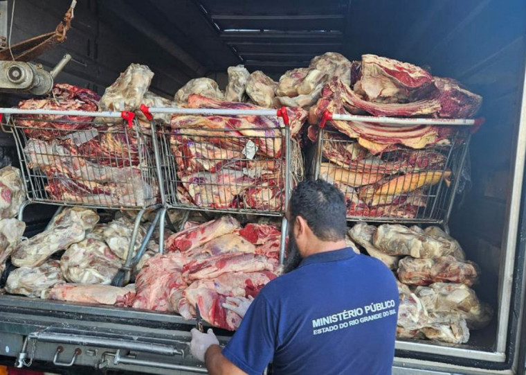 Ação em Pelotas descobriu 11 toneladas; em Arroio Grande, vistoria apreendeu 1,2 tonelada de itens e gerou interdição imediata