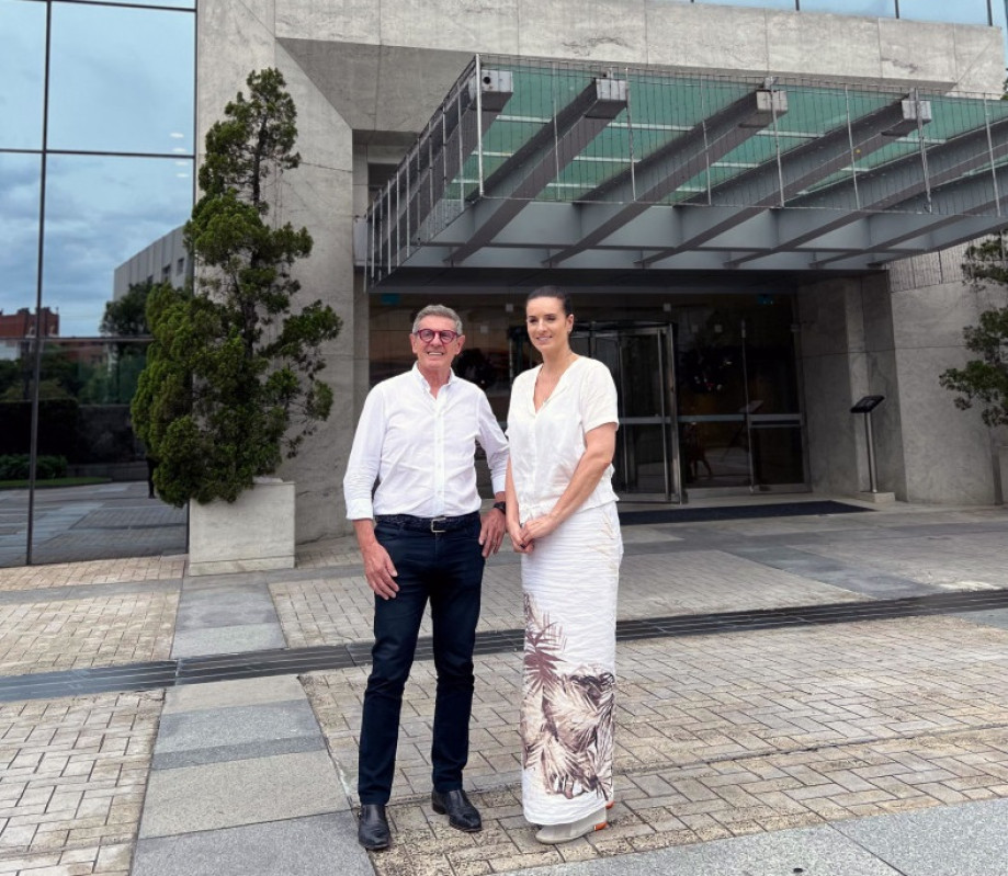 Presidente Cristina Mioranza e empresário Sérgio D'Agostin em frente à sede do Comites-RS  | Viviane Somacal/Divulgação/JC