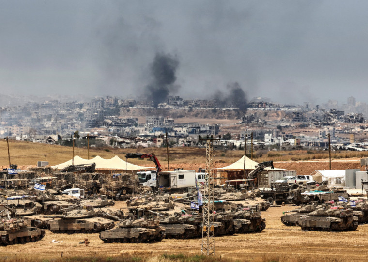 O Exército israelense conduz bombardeios e mobiliza tropas neste sábado