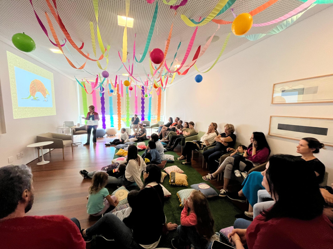 Conta&ccedil;&atilde;o do livro Os tr&ecirc;s porquinhos pobres, com Mar&ocirc; Barbieri, na manh&atilde; deste s&aacute;bado (17) no Instituto Ling | Giovanna Sommariva/Especial/JC