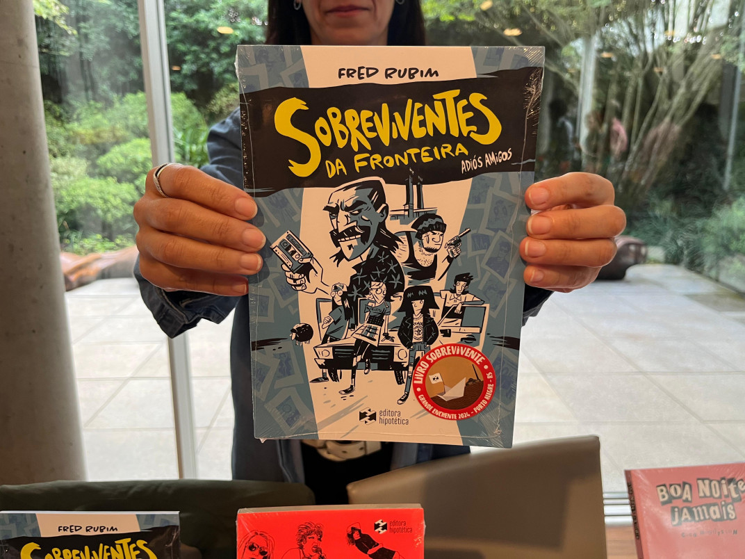 Iriz Medeiros, s&oacute;cia da Editora Hipot&eacute;tica, mostra o livro Sobreviventes na Fronteira, com o selo de "livro sobrevivente" | Giovanna Sommariva/Especial/JC