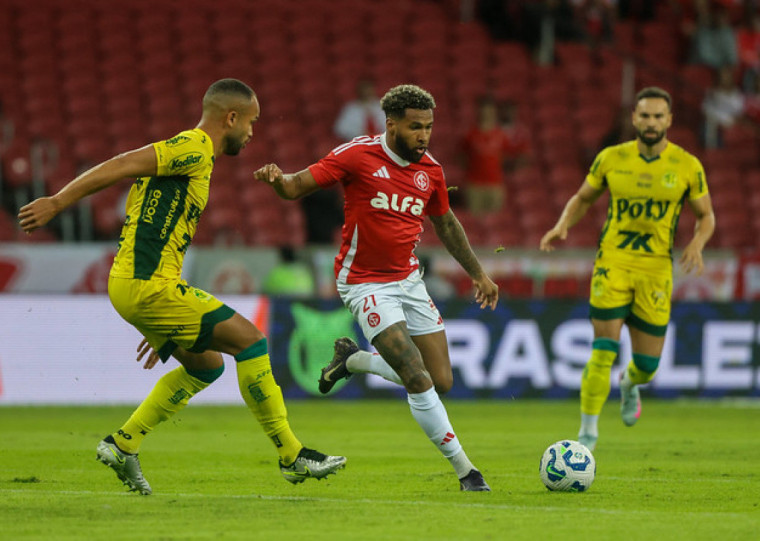 Wesley carimbou o travessão no primeiro tempo, mas segue sem marcar em 2025