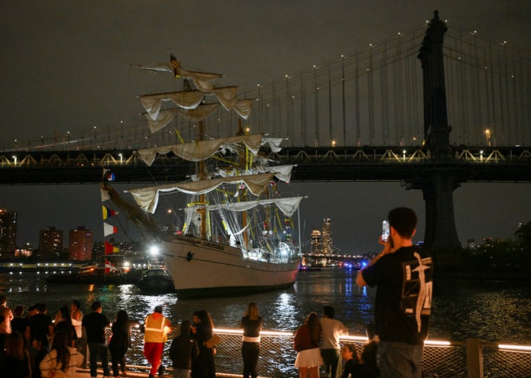 O navio tinha 277 pessoas a bordo e, após o acidente, derivou até um cais na margem do rio