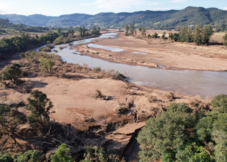 Obra, lançada no meio digital, busca compreender causas e consequências dos eventos de 2023 e 2024