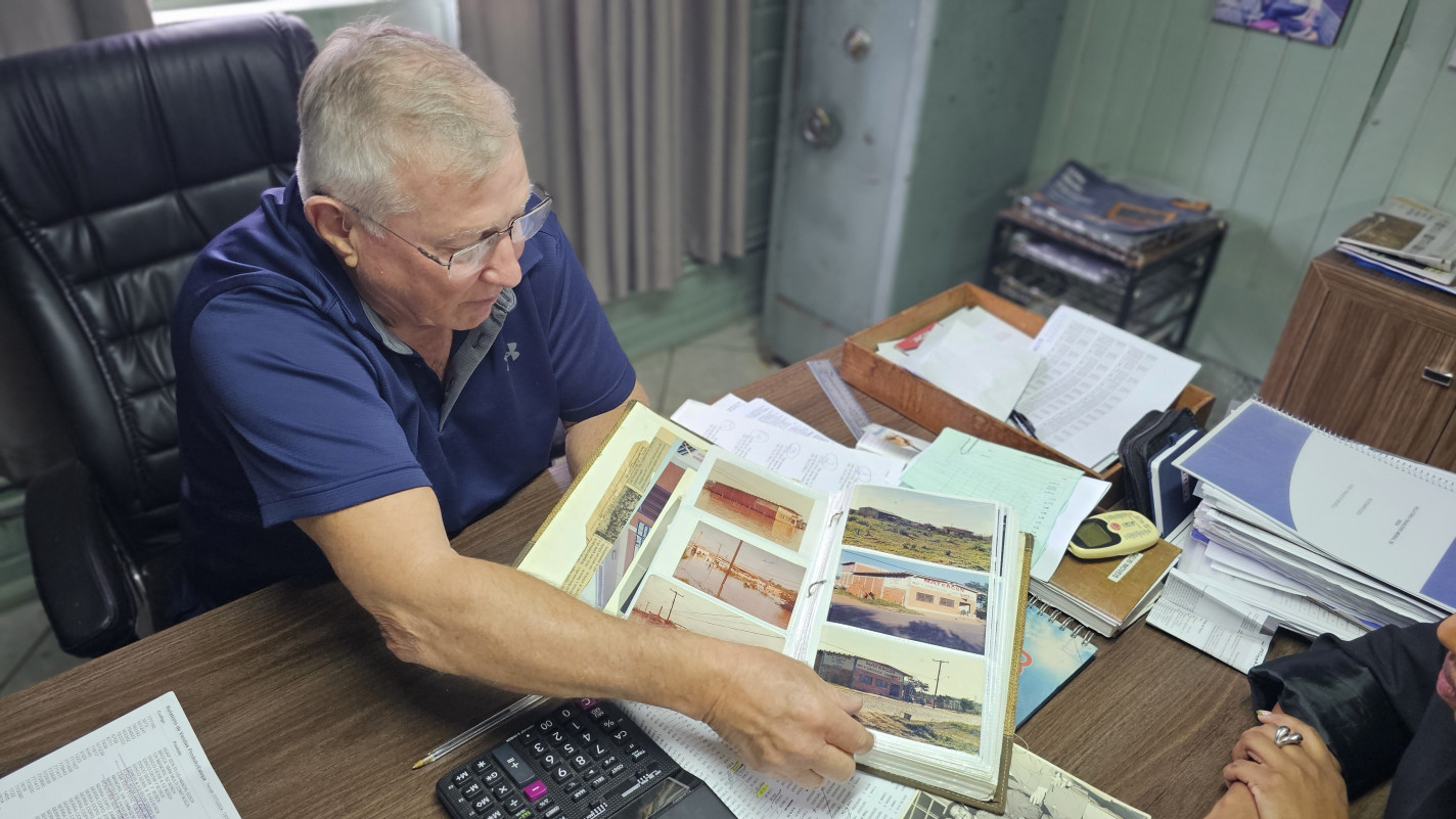 João Valter Grub mostra o álbum de registros de todas as vezes que as águas invadiram o negócio | NATHAN LEMOS/JC