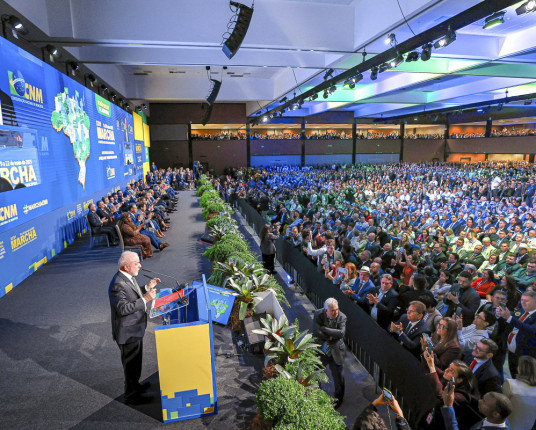 Prefeitos e o governo federal não podem resolver problemas no Judiciário, diz Lula