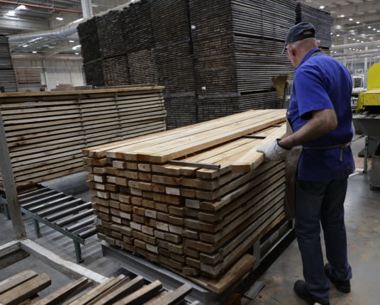 Com impacto das tarifas dos EUA, indústria moveleira gaúcha busca novos mercados