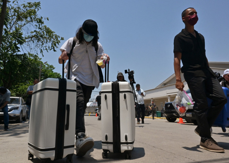Homem chegando em Honduras após deportação voluntária nos Estados Unidos 