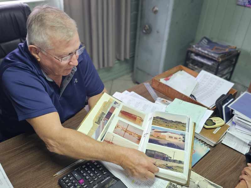 João Valter Grub mostra o álbum de registros de todas as vezes que as águas invadiram o negócio Foto: NATHAN LEMOS/JC