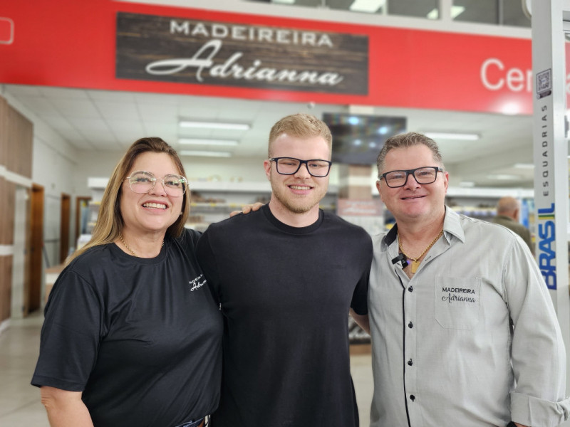 Adriana, Patrick e Loreni Bresolin são os nomes à frente da Madeireira Adrianna, negócio de São Leopoldo que foi impactado pela enchente de 2024 e que, agora, vive a sucessão familiar Foto: NATHAN LEMOS/JC