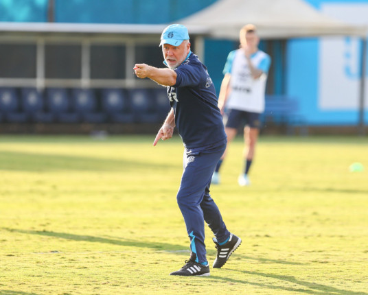 Grêmio vai à CBF cobrar arbitragem e Mano inicia trabalhos após eliminação