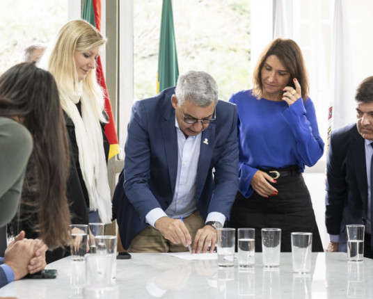 Melo protocola projeto para a concessão do Dmae