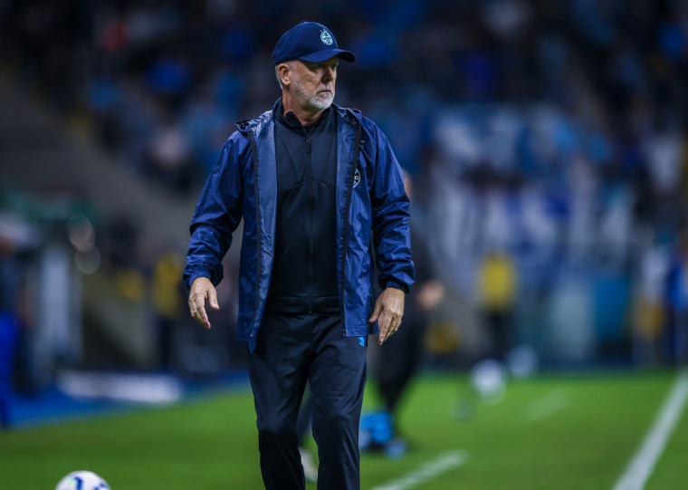 Treinador também questionou a atuação polêmica da arbitragem