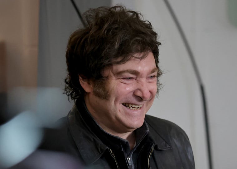 Debochado, presidente diz que 'roubou o roubo' dos kirchneristas