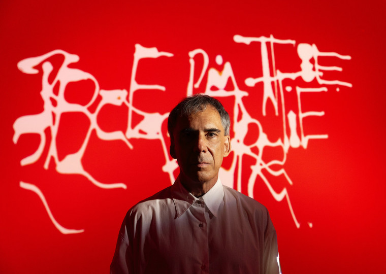 Novo show do cantor volta a investir em sonoridades carregadas e dançantes