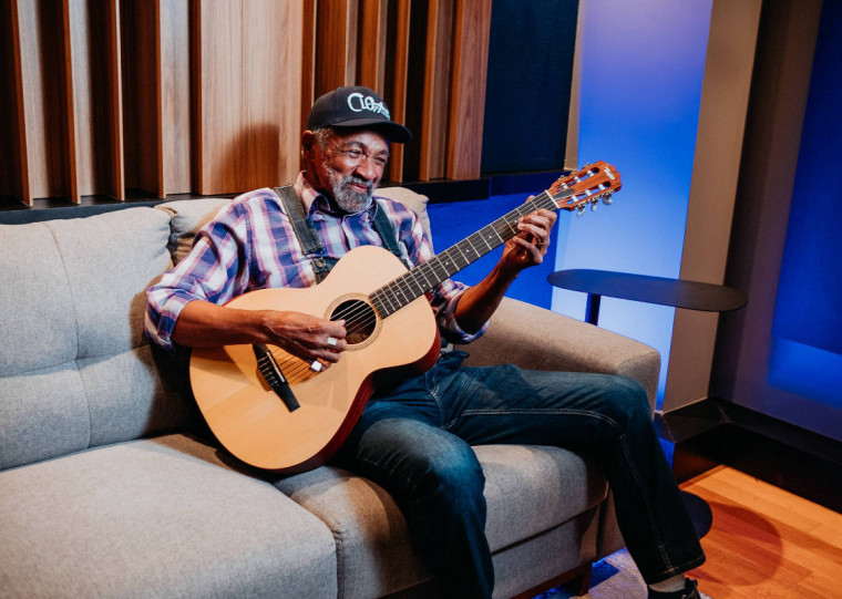 Álbum Minhas Andanças traz a voz de Cleber Augusto, reconstruída por inteligência artificial, com participações de grandes artistas 
do samba