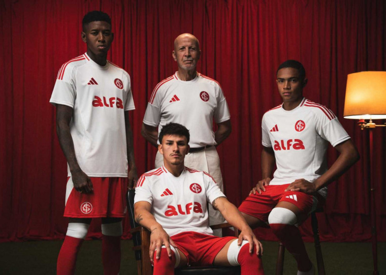 Colorado tem a camisa branca simples, com o escudo destacado pelos traços finos no símbolo