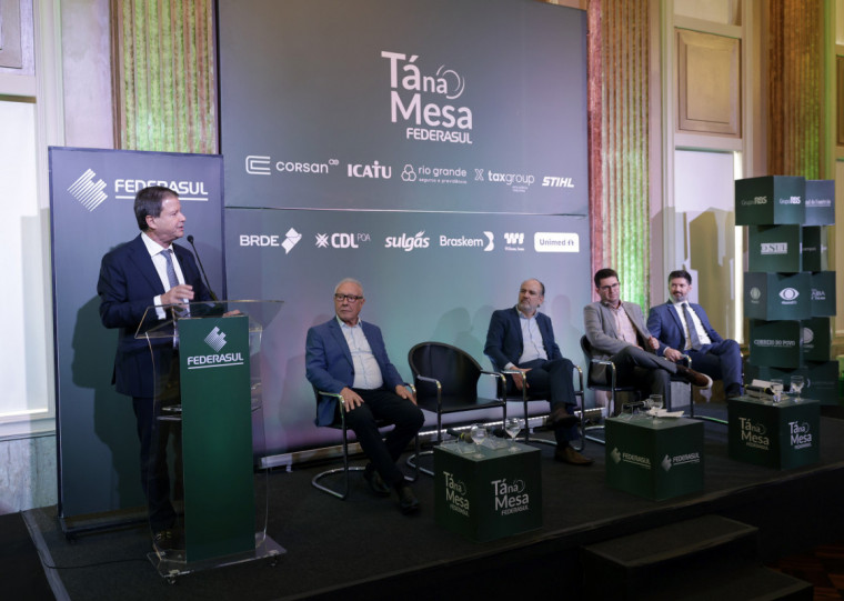 Tá na Mesa com Claudio Lamachia, Francisco Turra, presidente da Federasul, Rodrigo Sousa Costa, Jeronimo Goergen e Altair Toledo discutiu o tema "Que País é Esse" 