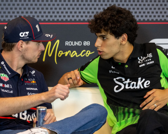 Bortoleto construiu amizade com Verstappen e ganhou admiração do tetracampeão da Fórmula 1