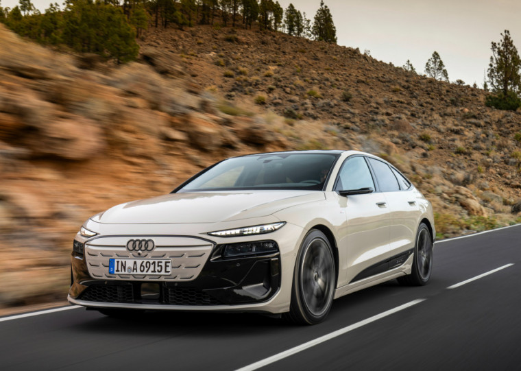 Porta-malas traseiro acomoda até 502 litros, enquanto o frontal pode receber até 27 litros 