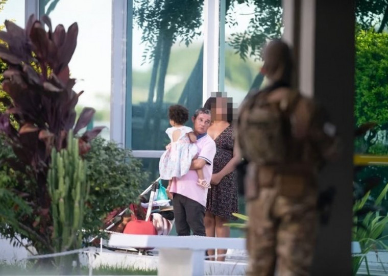 Segundo informações da PM, há um pacote suspeito com o homem, que não foi identificado