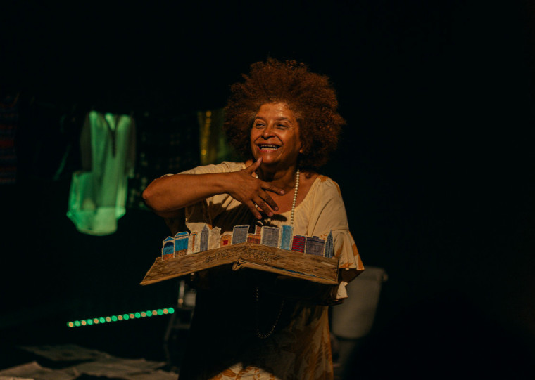 Espetáculos como 'Carolina e outras vozes' ocupam pontos diferentes da cidade neste final de semana