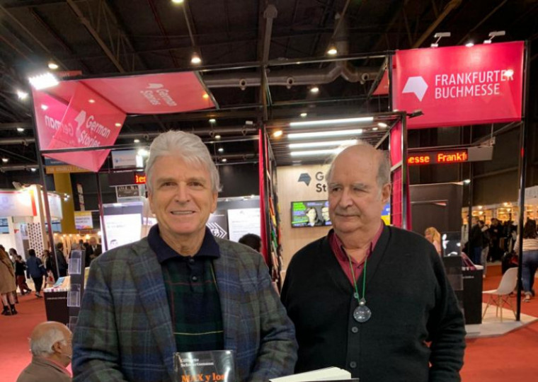 Gilberto Schwartsmann, ao lado de Pico Manfredo, foi conferir o lançamento de seu livro Max e os Demônios, em tradução da Leviatán, na 
Feira do Livro de Buenos Aires