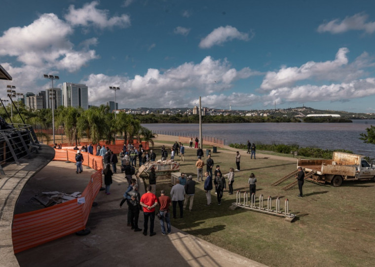 A reconstrução do local, que estava sem bares ou banheiros desde maio de 2024, está prevista para ser finalizada em setembro deste ano.
