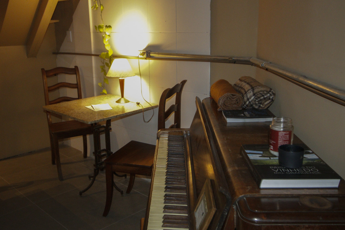 Piano do avô da empreendedora, que compõem o espaço do Península, bar de vinhos | BRENO BAUER/JC